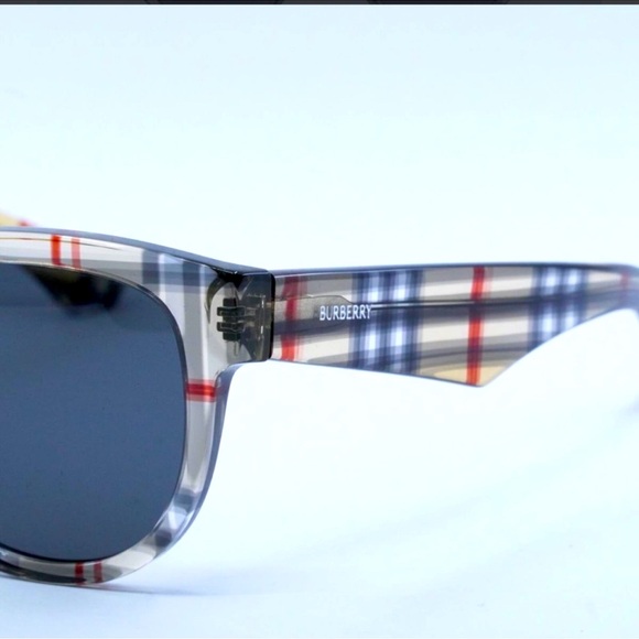 💎NWOT - Burberry Sunglasses with full inclusion - Picture 4 of 8